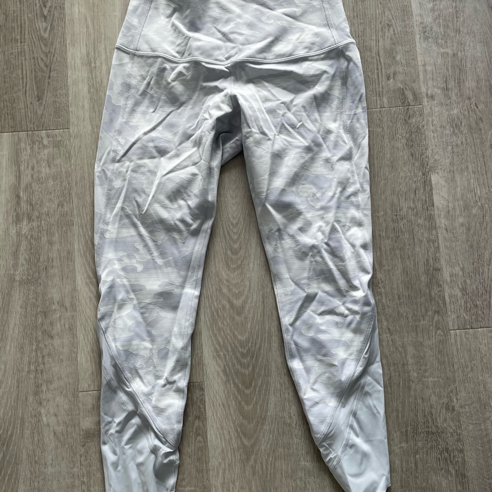 New! Lululemon wunder under scalloped capris 8
